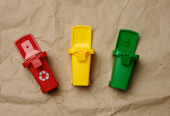 포토 JPG 해외이미지 종이 실내 사람없음 자연보호 미니어처 쓰레기통 오브젝트 에코 분리수거함 갈색배경 제로웨이스트 재활용표시 해외포토 백그라운드 자연 표시 내부 갈색 모형 환경 그린캠페인 재활용 보호 사회이슈 수거함 파일형식 이미지허브