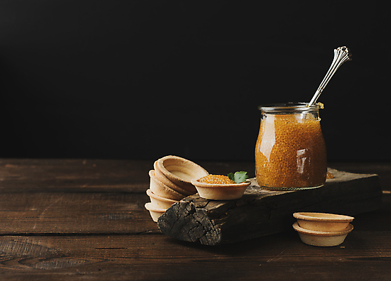 포토 JPG 해외이미지 검은배경 유리병 사람없음 숟가락 나무토막 생선알 타르트 카피스페이스 해외포토 빵 백그라운드 병_용기 수저 알 검은색 공백 파이_빵 파일형식 이미지허브