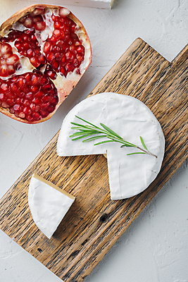 포토 JPG 해외이미지 조각 치즈 사람없음 원형 석류 나무도마 까망베르치즈 해외포토 도형 과일 유제품 도마 목재 파일형식 이미지허브