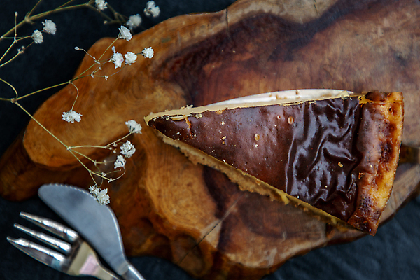 포토 JPG 해외이미지 포크 디저트 실내 사람없음 하이앵글 나이프 치즈케이크 드라이플라워 나무받침 해외포토 식기 꽃 음식 뷰포인트 내부 목재 케이크 칼 받침대 파일형식 이미지허브