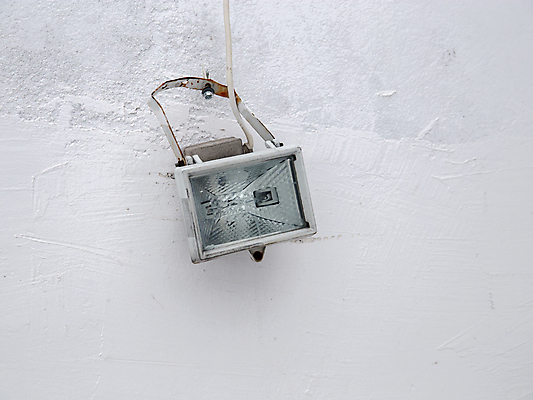 포토 JPG 해외이미지 디자인 선 벽 백그라운드 주택 안전 사람없음 야외 건물 빛 상자 힘 장비 에너지 흰색 판넬 오픈 위험 부식 복고 철사 고립 옛날 전압 공급 해외포토 건축물 컬러 컨셉 파일형식 이미지허브