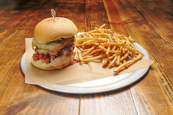 포토 JPG 해외이미지 접시 패스트푸드 실내 사람없음 감자튀김 햄버거 인스턴트 정크푸드 꽂음 이쑤시개장식 치즈버거 나무배경 해외포토 식기 음식 백그라운드 감자 내부 장식 튀김 이쑤시개 파일형식 이미지허브