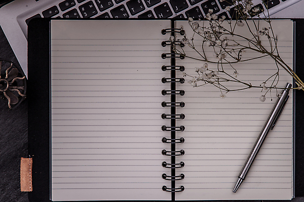 포토 JPG 해외이미지 디자인 교육 꽃 종이 백그라운드 컨셉 패턴 비즈니스 장신구 통신 학교 추상 설계 실내 창조 이야기 사람없음 책 노트북 빛 사무실 펜 우주 금속 다이어리 검은색 쪽지 공책 어둠 공백 흰색 오픈 메시지 질감 문서 페이지 시트 패드 스타일 해외포토 식물 컬러 무늬 재질 문구용품 내부 전자제품 필기구 사무용품 파일형식 이미지허브