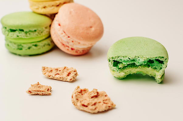 포토 JPG 해외이미지 단면 디저트 실내 사람없음 흰배경 마카롱 부스러기 해외포토 음식 백그라운드 내부 흰색 파일형식 이미지허브