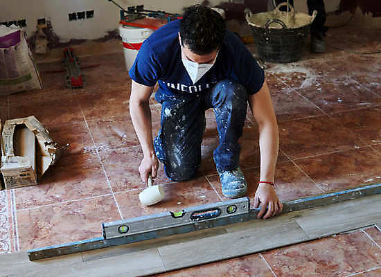 포토 JPG 해외이미지 벽 거실 건축양식 벽돌 주택 실내 한명 사람 내부 쌓기 쪽지 방 회색 흰색 공구 업무 작업 엔지니어 타일 측정 설치 운영자 조작 해외포토 1 건축 컬러 모션 건물 도구 기술자 파일형식 이미지허브