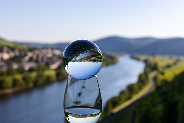 포토 JPG 해외이미지 백그라운드 농업 공 자연 유리 하늘 독일 풍경 사람없음 야외 여름 파란색 강 와인 계곡 소프트포커스 크리스탈 구슬 만족 보케 포도밭 포도나무 여의주 해외포토 계절 감정 유럽 산업 컬러 밭 재질 주류 촬영기법 광석 과일나무 생태계 파일형식 이미지허브