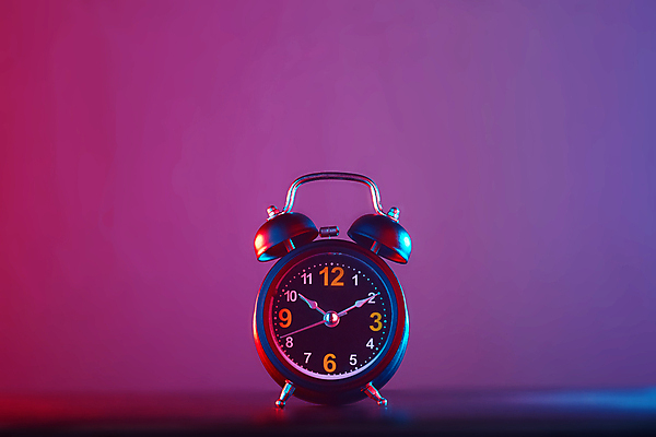 포토 JPG 해외이미지 시계 분홍색 백그라운드 아침 사람없음 파란색 검은색 자명종 수확 종 시간 잠 클래식 야간 오브젝트 복고 공포 타이머 경보 분 옛날 조언 카운트다운 해외포토 주간 자연요소 컬러 컨셉 농업 알람 파일형식 이미지허브