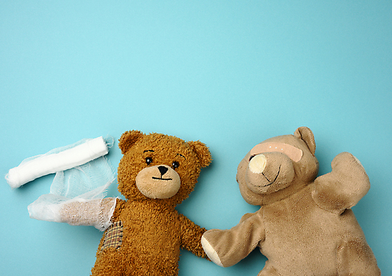 포토 JPG 해외이미지 하늘색 사람없음 치료 갈색 곰인형 반창고 붕대 거즈 붕대감기 해외포토 인형 컬러 의학 파란색 의료용품 감싸기 파일형식 이미지허브