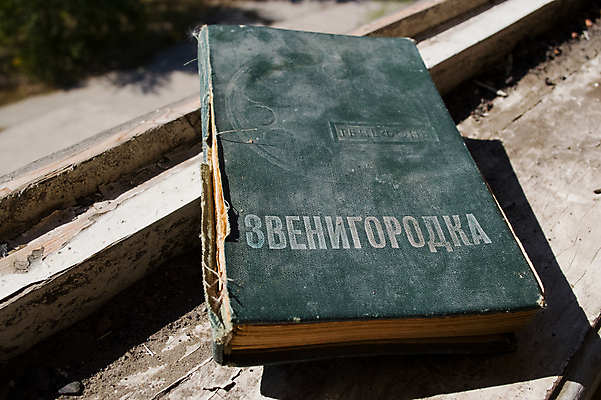 포토 JPG 해외이미지 종이 벽 비즈니스 통신 창문 탁자 주택 대화 손잡이 서기 사람없음 내부 목재 책 스마트폰 사무실 숫자 노란색 공책 수확 기구 블라인드 은색 연결 버리기 전화기 서비스 복고 페이지 부름 주소 발견 옛날 목차 해외포토 나무 문자 컬러 가구 농업 재료 모션 문구용품 말하기 건물 핸드폰 스마트기기 커튼 파일형식 이미지허브