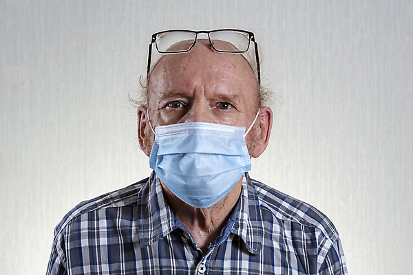 포토 JPG 해외이미지 백인 할아버지 노년 남자 안경 얼굴 컨셉 주택 건강 가면 한명 사람 성인 고통 환자 열 바이러스 보호 질병 예방 감염 대머리 온도 고립 돌봄 백신 옛날 전염병 해로움 해외포토 서양인 1 헤어스타일 잡화 감정 의학 모션 건물 신체부위 파일형식 이미지허브