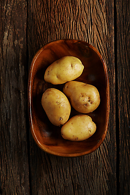포토 JPG 해외이미지 감자 실내 사람없음 하이앵글 담기 나무그릇 나무배경 해외포토 그릇 뷰포인트 백그라운드 채소 모션 내부 목재 파일형식 이미지허브