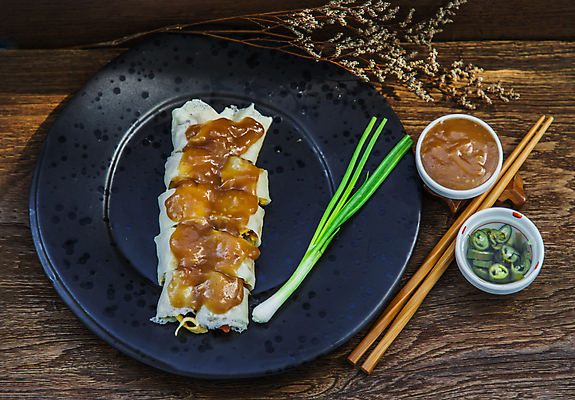 포토 JPG 해외이미지 접시 고추 실내 사람없음 롤 종지 파 나무젓가락 말이 태국음식 나무배경 해외포토 그릇 식기 백그라운드 채소 젓가락 내부 동양음식 파일형식 이미지허브