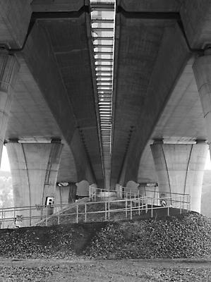 포토 JPG 해외이미지 모양 디자인 산업 도로 길 여행 건축양식 교통시설 추상 흑백 사람없음 침묵 기둥 도시 고속도로 그래피티 큼 아치 질감 프라하 콘크리트 해외포토 건축 교통 무늬 촬영기법 소리 낙서 크기 시설 그림 체코 파일형식 이미지허브