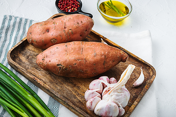 포토 JPG 해외이미지 실내 사람없음 식탁보 올리브오일 흰배경 고구마 파 나무쟁반 통마늘 통후추 해외포토 백그라운드 채소 뿌리채소 쟁반 마늘 내부 목재 흰색 기름_음식 후추 파일형식 이미지허브