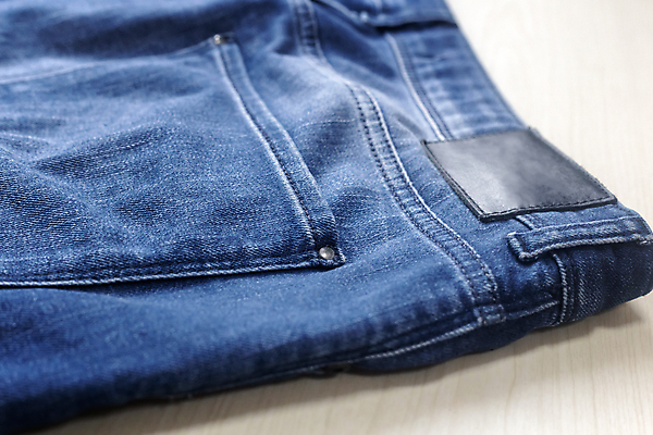 포토 JPG 해외이미지 옷 백그라운드 바지 사람없음 가로 파란색 유행 꼬리표 라벨 금속 벨트 청바지 직물 도시 면 거친 파편 주머니 엉덩이 가죽 남색 질감 땀 캔버스 자수 찢어짐 지퍼 해외포토 잡화 컬러 모션 재질 하의 프레임 신체부위 파일형식 이미지허브