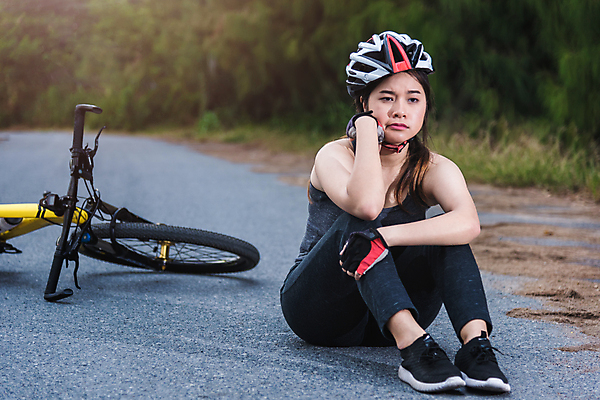 포토 JPG 해외이미지 백인 1 라이프스타일 공원 여자 아시아 스포츠 여행 장갑 자국 자연 산 건강 관리 한명 사람 동양인 성인 야외 여름 운동 우주 자전거 검은색 고통 흰색 떨어짐 보호 상처 승차 헬멧 사건 먼지 문제 사이클링 해외포토 서양인 잡화 계절 공공시설 감정 나라 컬러 컨셉 모션 인종 생활 바이크 보호장비 육상스포츠 생태계 파일형식 이미지허브
