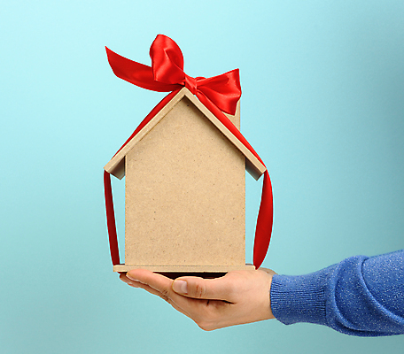 포토 JPG 해외이미지 손 리본 부동산 실내 선물 들기 신체부위 오브젝트 파란배경 건축모형 부동산시장 해외포토 백그라운드 모션 사람 내부 파란색 모형 시장 재산 파일형식 이미지허브