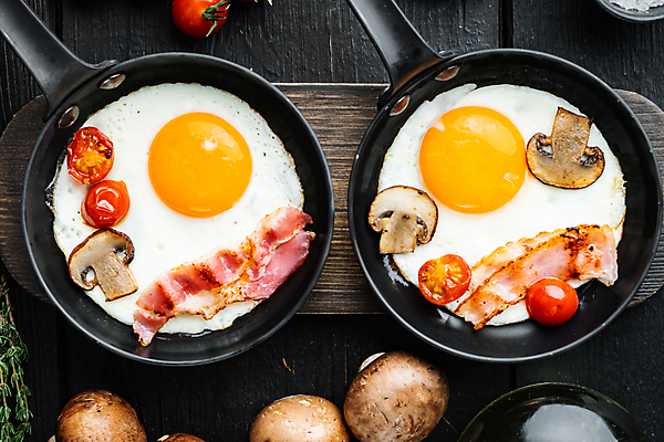 포토 JPG 해외이미지 음식 방울토마토 사람없음 하이앵글 계란 버섯 프라이팬 계란프라이 계란요리 브런치 양송이 베이컨 해외포토 뷰포인트 토마토 주방용품 돼지고기 요리 알 식사 파일형식 이미지허브