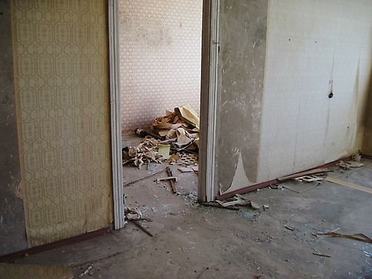 포토 JPG 해외이미지 식물 유럽 포스터 여행 창문 자연 벽지 지붕 벽돌 바닥 부츠 풍경 사람없음 건물 계단 힘 발코니 고독 쓰레기 위험 버리기 사인 부식 폐허 시들음 원자력 구시가지 생태학 옛날 요금 우크라이나 콘크리트 해외포토 건축물 교육 감정 나라 신발 컨셉 모션 에너지 생태계 파일형식 이미지허브