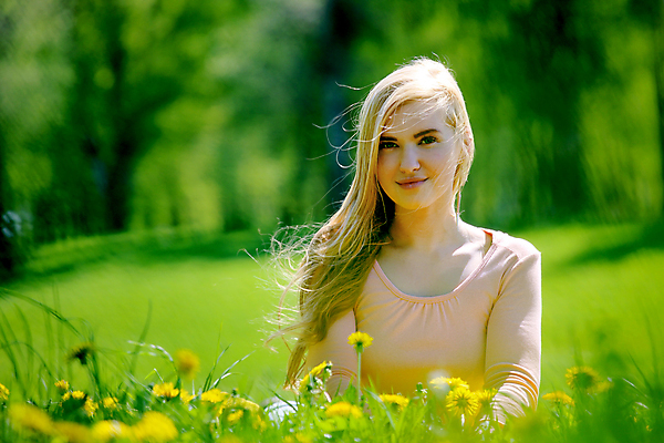 포토 JPG 해외이미지 공원 여자 꽃 행복 밭 자연 한명 미소 야외 초록색 여름 금발 노란색 쌓기 봄 기쁨 민들레 위치 거짓말 해외포토 식물 1 헤어스타일 계절 공공시설 감정 컬러 농업 모션 표정 사람 생태계 파일형식 이미지허브