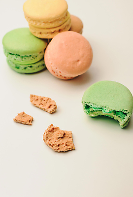 포토 JPG 해외이미지 디저트 실내 사람없음 손상 달콤 흰배경 마카롱 해외포토 음식 백그라운드 컨셉 내부 흰색 맛 파일형식 이미지허브