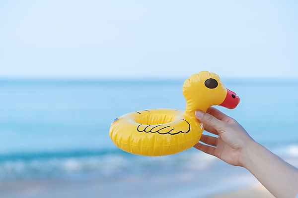 포토 JPG 해외이미지 손 행복 어린이 모래 파도 바다 여행 백그라운드 컨셉 자연 놀이 하늘 휴가 오리 수영장 사람없음 야외 물 장난감 태양 노란색 수영 빨래 플라스틱 고무 돌봄 해외포토 자연요소 감정 컬러 가사 모션 재질 조류 사람 신체부위 수상스포츠 생태계 파일형식 이미지허브