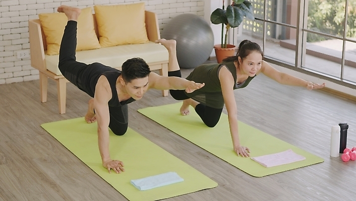 포토 JPG 해외이미지 라이프스타일 커플 여자 행복 스포츠 포즈 신체 요가 창문 가족 태국 남편 주택 함께함 실내 건강 3 서기 사람 동양인 성인 두명 운동복 운동 스트레칭 방 아내 보디빌딩 연습 체육관 체조 해외포토 웰빙 옷 감정 아시아 컨셉 관계 모션 인종 내부 건물 생활 헬스 파일형식 이미지허브