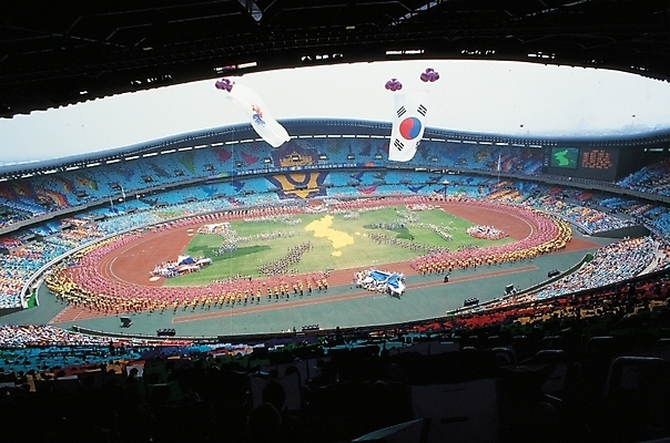 포토 JPG 주간 시설물 건축물 현대건축 건축 올림픽 스포츠시설 사람 야외 건물 스타디움 경기장 군중 개막식 올림픽주경기장 국내포토 자연요소 스포츠 이벤트 시설 파일형식