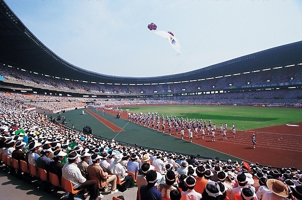 포토 JPG 주간 시설물 건축물 현대건축 건축 올림픽 스포츠시설 사람 야외 건물 스타디움 경기장 군중 개막식 올림픽주경기장 국내포토 자연요소 스포츠 이벤트 시설 파일형식