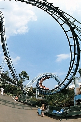 포토 JPG 주간 시설물 현대건축 건축 사람 야외 테마파크 놀이공원 놀이기구 롤러코스터 국내포토 자연요소 건축물 놀이 공간 파일형식