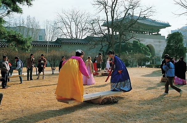 포토 JPG 주간 한국문화 한국전통 여자 명절 남자 고건축 한국건축 한국 사람 여러명 야외 설날 전통놀이 궁전 한국인 널 경복궁 민속 널뛰기 국내포토 자연요소 동양문화 전통 건축물 기념일 건축 아시아 다수 놀이 동양인 파일형식