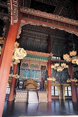 포토 JPG 한국문화 한국전통 시설물 건축 고건축 한국건축 한국 실내 사람없음 동양건축 궁전 문화재 전기에너지 단청 경복궁 병풍 옥좌 용상 정전 일월오봉도 국내포토 동양문화 전통 건축물 아시아 내부 에너지 그림 파일형식 동양