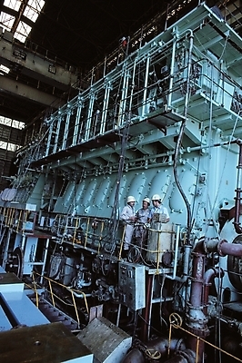 포토 JPG 남자 산업 공장 실내 사람 여러명 기계 시설 산업시설 설비 제조업 남자만 국내포토 다수 공업 내부 파일형식