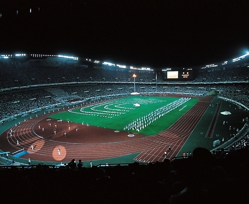 포토 JPG 시설물 건축물 현대건축 건축 올림픽 스포츠시설 사람 야외 건물 스타디움 경기장 군중 야간 개막식 올림픽주경기장 국내포토 자연요소 스포츠 이벤트 시설 파일형식