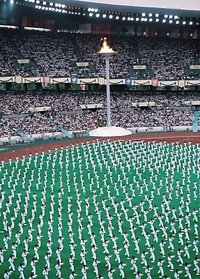 포토 JPG 주간 시설물 건축물 현대건축 건축 올림픽 스포츠시설 사람 야외 건물 스타디움 경기장 군중 개막식 올림픽주경기장 국내포토 자연요소 스포츠 이벤트 시설 파일형식