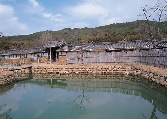 포토 JPG 주간 한국문화 한국전통 건축 고건축 주택 한국 기와집 풍경 사람없음 야외 연못 전통집 국내포토 자연요소 동양문화 전통 건축물 아시아 한옥 건물 파일형식