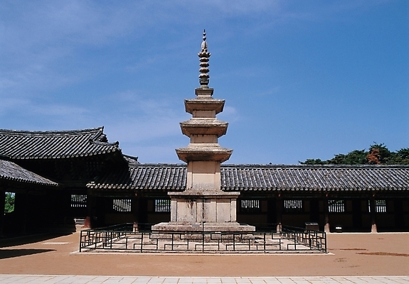 포토 JPG 주간 한국문화 한국전통 시설물 건축 여행 고건축 한국건축 한국 사람없음 야외 관광지 탑 동양건축 세계문화유산 문화재 사찰 석탑 불국사 불국사삼층석탑 석가탑 국내포토 자연요소 동양문화 전통 건축물 아시아 종교건축 경상북도 랜드마크 파일형식 동양