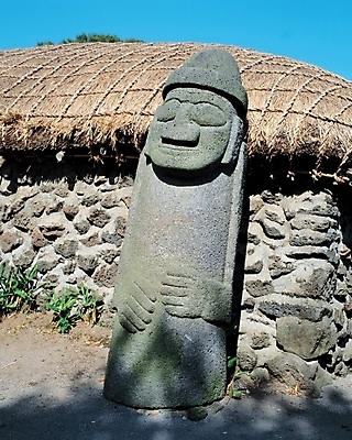 포토 JPG 주간 건축 고건축 종교용품 자연 주택 한국 초가집 풍경 사람없음 야외 제주도 돌하르방 무속신앙용품 민속촌 전통집 국내포토 자연요소 건축물 아시아 종교 한옥 건물 생태계 무속 파일형식
