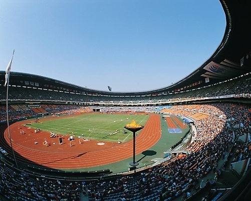 포토 JPG 주간 시설물 건축물 현대건축 건축 스포츠시설 사람 야외 건물 스타디움 경기장 군중 성화 개막식 올림픽주경기장 전국체전 국내포토 자연요소 스포츠 이벤트 시설 체육대회 파일형식