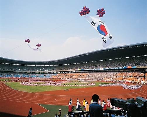 포토 JPG 주간 시설물 건축물 현대건축 건축 스포츠시설 사람 야외 건물 스타디움 경기장 군중 개막식 올림픽주경기장 전국체전 국내포토 자연요소 스포츠 이벤트 시설 체육대회 파일형식