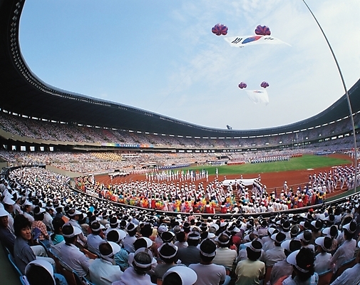 포토 JPG 주간 시설물 건축물 현대건축 건축 스포츠시설 사람 야외 건물 스타디움 경기장 군중 개막식 올림픽주경기장 전국체전 국내포토 자연요소 스포츠 이벤트 시설 체육대회 파일형식
