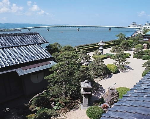 포토 JPG 주간 한국문화 한국전통 시설물 건축 바다 고건축 한국건축 자연 주택 한국 기와집 풍경 사람없음 야외 동양건축 전통집 국내포토 자연요소 동양문화 전통 건축물 아시아 한옥 건물 생태계 파일형식 동양