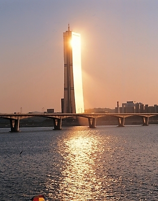 포토 JPG 주간 자연 서울 한국 풍경 빌딩 사람없음 야외 건물 강 황혼 일몰 한강 63빌딩 상업시설 국내포토 자연요소 건축물 아시아 노을 시설 생태계 상업 랜드마크 파일형식