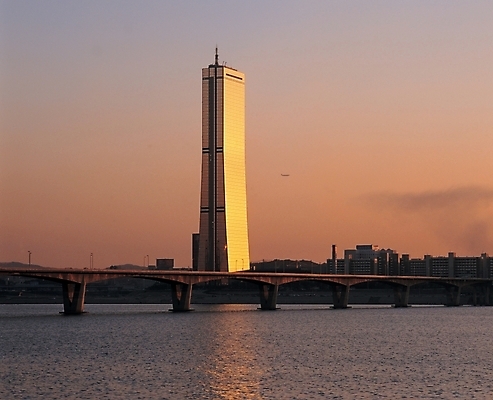 포토 JPG 주간 자연 서울 한국 풍경 빌딩 사람없음 야외 건물 강 황혼 일몰 한강 63빌딩 상업시설 국내포토 자연요소 건축물 아시아 노을 시설 생태계 상업 랜드마크 파일형식