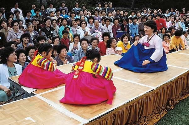 포토 JPG 주간 한국전통 전통 여자 명절 남자 다수 새해 사람 이벤트 야외 설날 추석 한국인 절 군중 전통의상 한복 모범 시범 예절교육 큰절 국내포토 자연요소 교육 기념일 한국 동양인 예절 인사 절_인사 파일형식