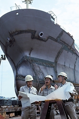 포토 JPG 주간 남자 산업 건설업 사람 여러명 성인 야외 안전모 조선소 선박 남자만 성인남자만 성인만 국내포토 자연요소 다수 수상교통 헬멧 안전장비 파일형식