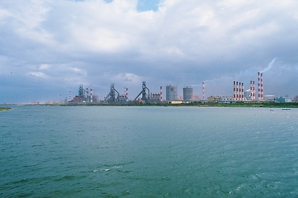 포토 JPG 주간 사계절 계절 산업 바다 공장 자연 풍경 사람없음 야외 여름 도시 산업시설 공단 공업단지 국내포토 자연요소 공업 생태계 파일형식