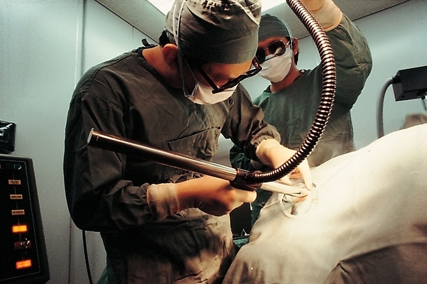 포토 JPG 남자 의학 실내 병원 사람 두명 치료 의사 수술 외과의사 남자만 국내포토 내부 의료진 파일형식