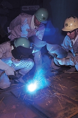 포토 JPG 주간 남자 산업 건설업 사람 성인 야외 세명 안전모 용접 용접공 남자만 성인남자만 성인만 국내포토 자연요소 직업 헬멧 안전장비 파일형식