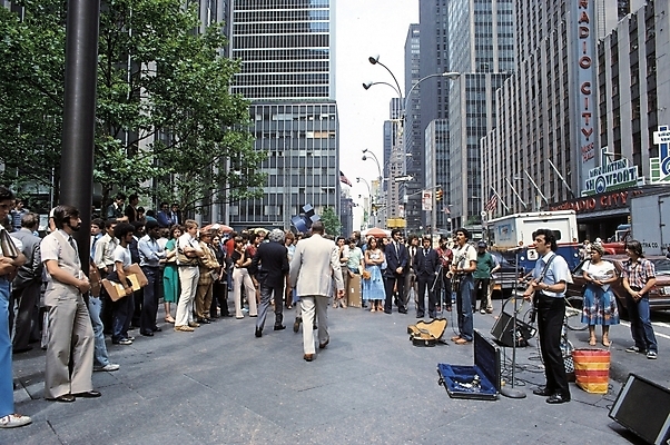 포토 JPG 주간 해외풍경 건축물 건축 도로 길 연주 거리 거리풍경 사람 빌딩 여러명 야외 건물 도시풍경 공연 연주자 보행자 군중 상업시설 국내포토 자연요소 해외 음악 다수 교통시설 풍경 이벤트 음악가 도시 시설 상업 파일형식
